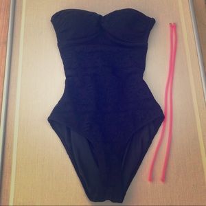 One piece VS swimsuit 🖤